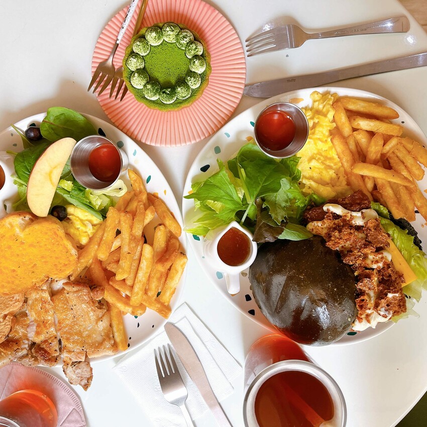 新竹高CP值早午餐—三隻貓，除了早午餐拼盤外還有超濃郁的抹茶塔，流心內餡讓人口水直流