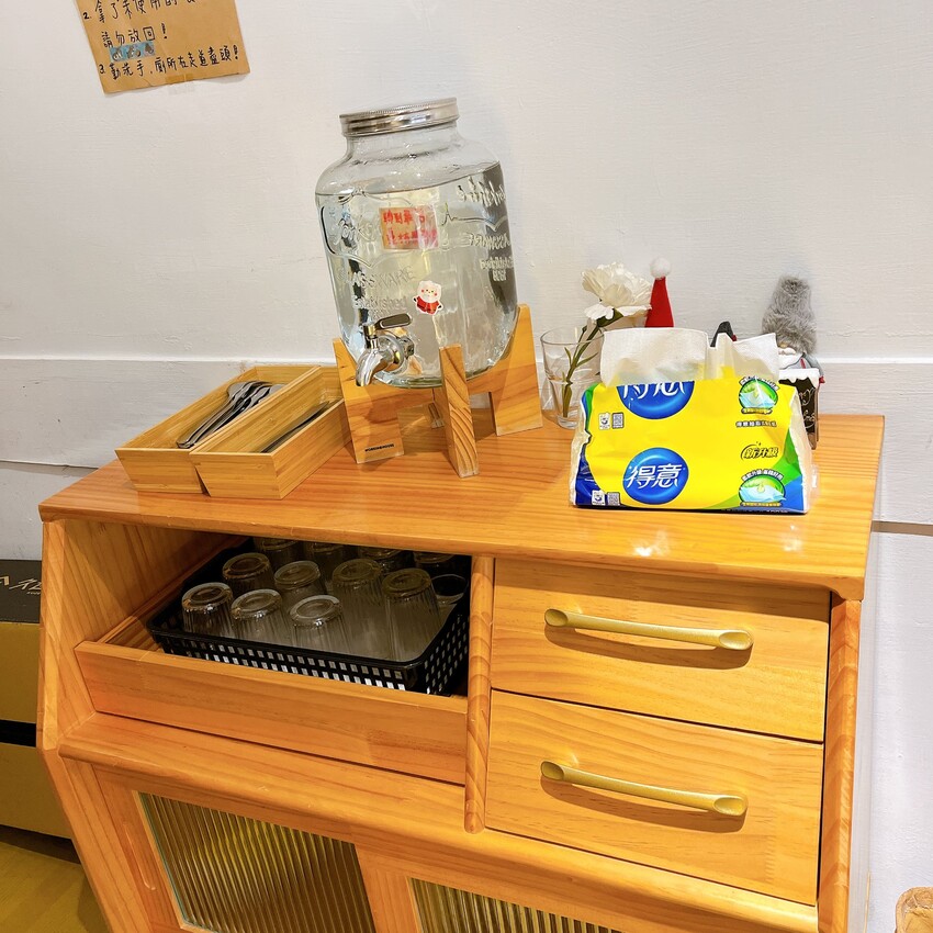 新竹高CP值早午餐—三隻貓，除了早午餐拼盤外還有超濃郁的抹茶塔，流心內餡讓人口水直流