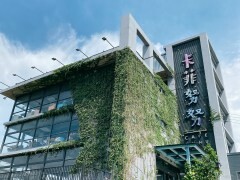 新竹高CP值早午餐—三隻貓，除了早午餐拼盤外還有超濃郁的抹茶塔，流心內餡讓人口水直流