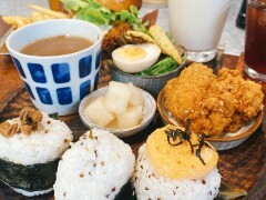 新竹高CP值早午餐—三隻貓，除了早午餐拼盤外還有超濃郁的抹茶塔，流心內餡讓人口水直流