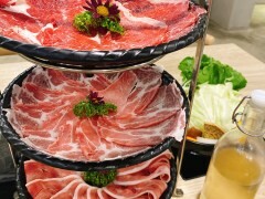 新竹高CP值早午餐—三隻貓，除了早午餐拼盤外還有超濃郁的抹茶塔，流心內餡讓人口水直流