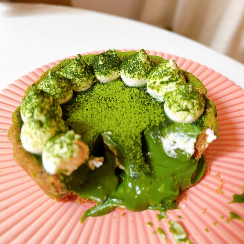 新竹高CP值早午餐—三隻貓，除了早午餐拼盤外還有超濃郁的抹茶塔，流心內餡讓人口水直流