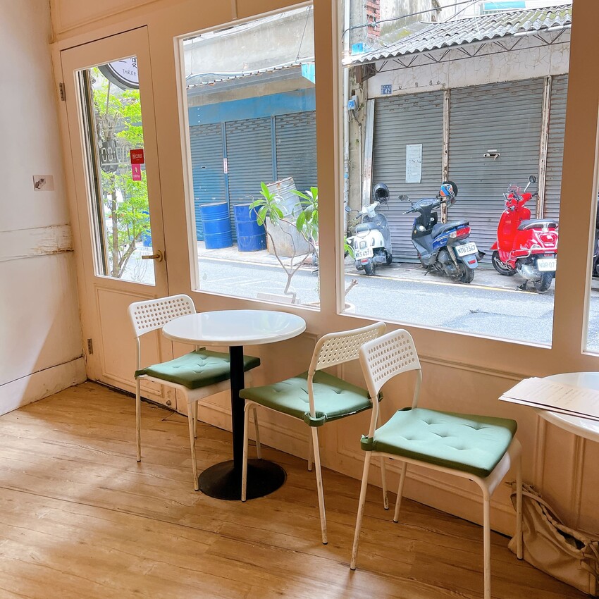 新竹高CP值早午餐—三隻貓，除了早午餐拼盤外還有超濃郁的抹茶塔，流心內餡讓人口水直流