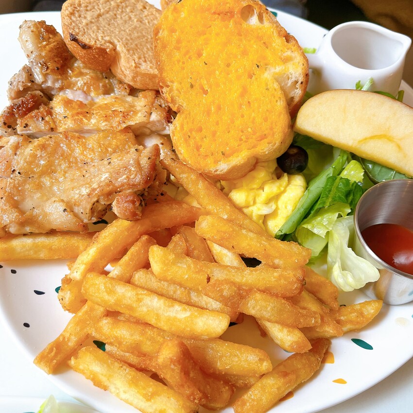 新竹高CP值早午餐—三隻貓，除了早午餐拼盤外還有超濃郁的抹茶塔，流心內餡讓人口水直流