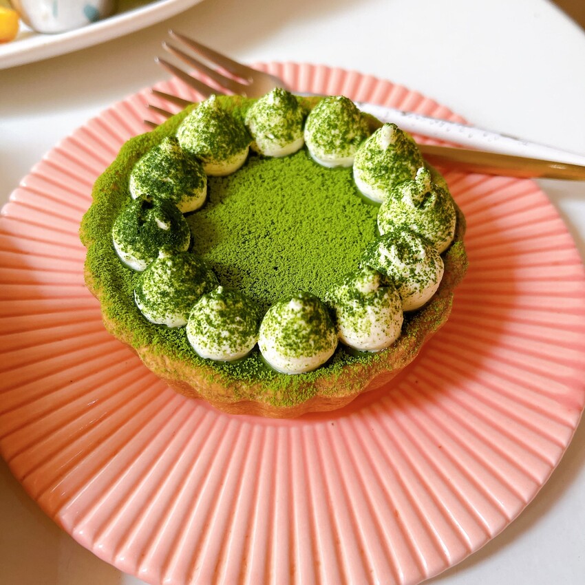 新竹高CP值早午餐—三隻貓，除了早午餐拼盤外還有超濃郁的抹茶塔，流心內餡讓人口水直流