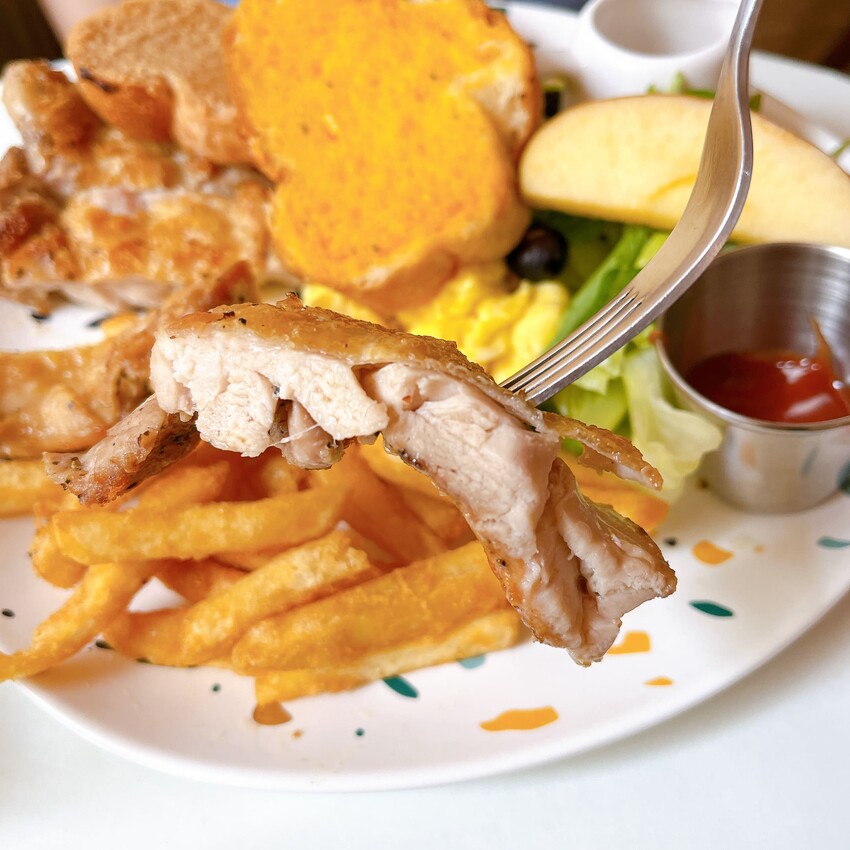 新竹高CP值早午餐—三隻貓，除了早午餐拼盤外還有超濃郁的抹茶塔，流心內餡讓人口水直流