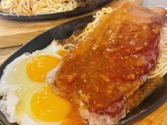 新竹高CP值早午餐—三隻貓，除了早午餐拼盤外還有超濃郁的抹茶塔，流心內餡讓人口水直流