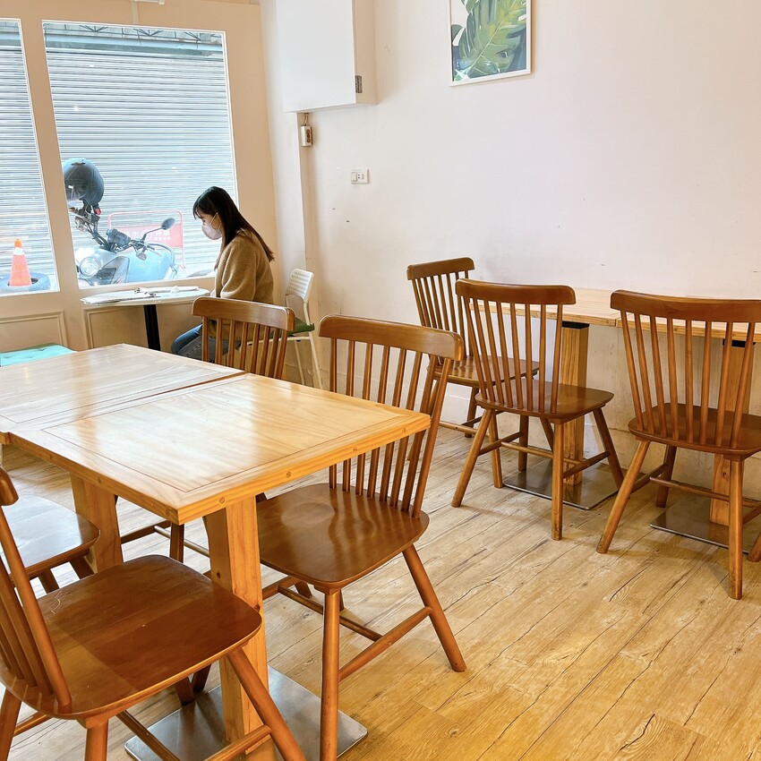 新竹高CP值早午餐—三隻貓，除了早午餐拼盤外還有超濃郁的抹茶塔，流心內餡讓人口水直流