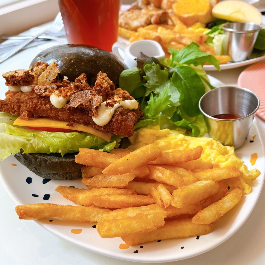 新竹高CP值早午餐—三隻貓，除了早午餐拼盤外還有超濃郁的抹茶塔，流心內餡讓人口水直流