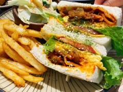 新竹高CP值早午餐—三隻貓，除了早午餐拼盤外還有超濃郁的抹茶塔，流心內餡讓人口水直流