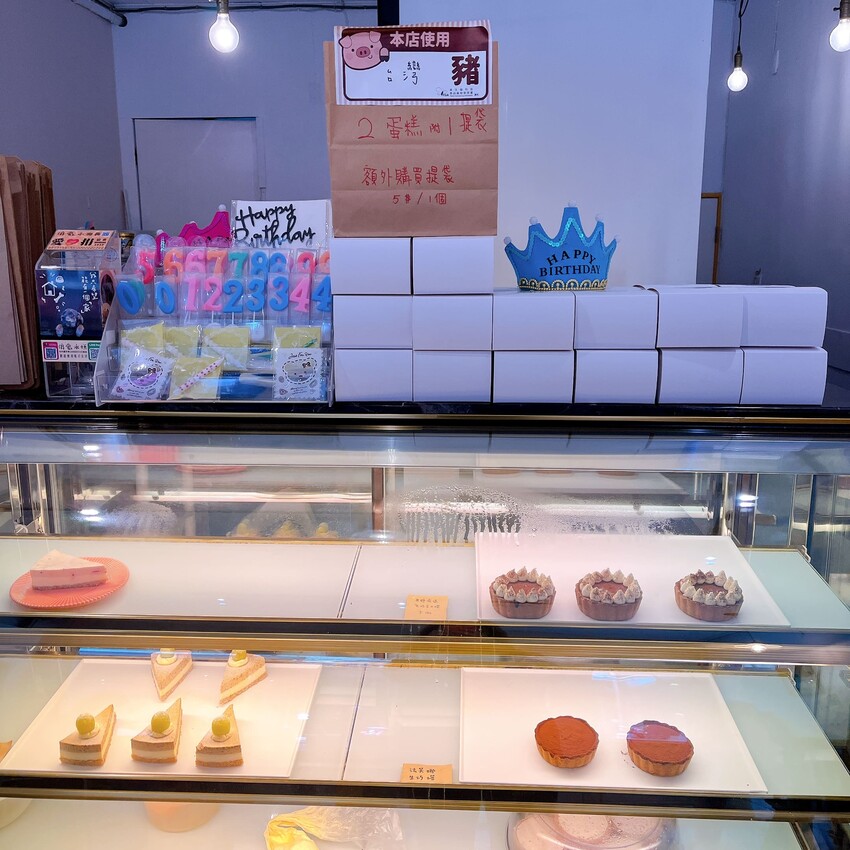 新竹高CP值早午餐—三隻貓，除了早午餐拼盤外還有超濃郁的抹茶塔，流心內餡讓人口水直流