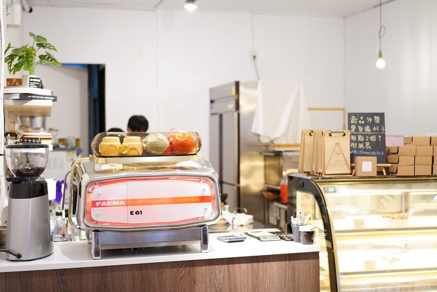 新竹巷弄韓系咖啡廳『三隻貓』裏頭有四隻可愛療癒的貓咪陪著你用餐！(新竹早午餐/新竹下午茶)