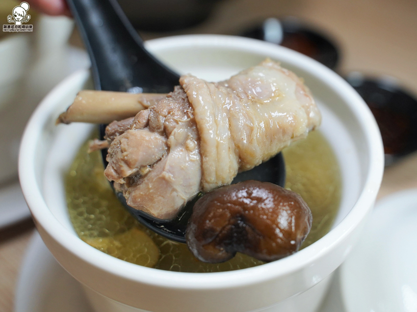 品味屋姊妹店｜品膳 堅持手工特製台式小吃、麵食、鍋燒，招牌香菇雞湯、竹筍湯、手工麵、香腸（點冰沙免費暢飲） - 跟著尼力吃喝玩樂＆親子生活