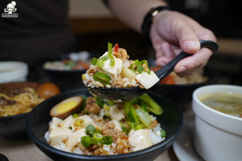 品味屋姊妹店｜品膳 堅持手工特製台式小吃、麵食、鍋燒，招牌香菇雞湯、竹筍湯、手工麵、香腸（點冰沙免費暢飲） - 跟著尼力吃喝玩樂＆親子生活