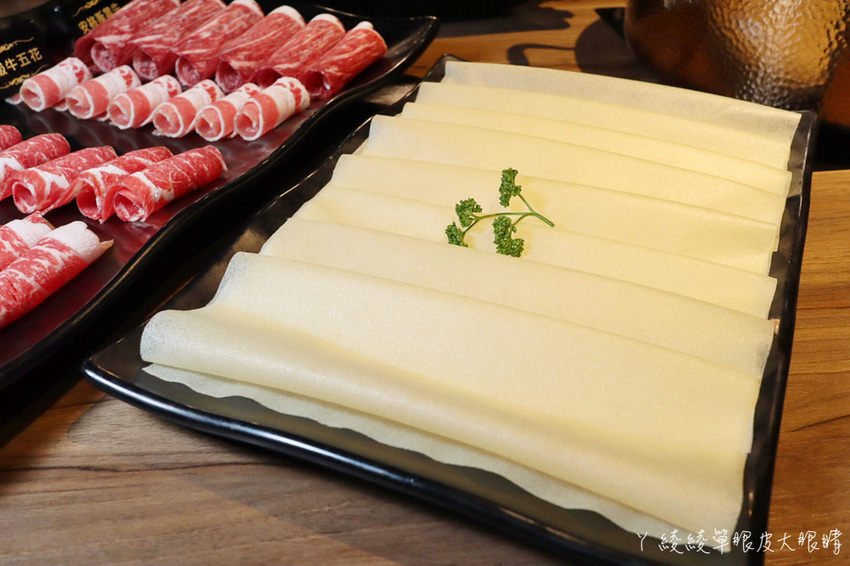 竹北火鍋吃到飽推薦巴適經典麻辣鍋!和牛海鮮牛舌無限量供應!超過七十種食材爽爽吃!啤酒無限暢飲