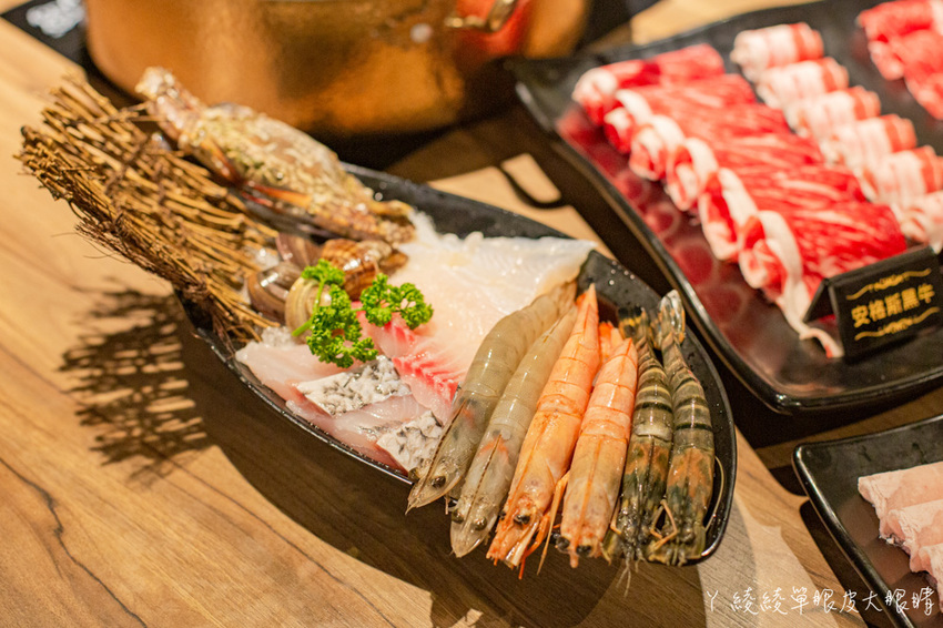 竹北火鍋吃到飽推薦巴適經典麻辣鍋!和牛海鮮牛舌無限量供應!超過七十種食材爽爽吃!啤酒無限暢飲