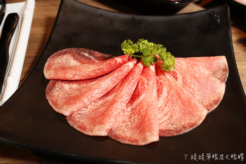 竹北火鍋吃到飽推薦巴適經典麻辣鍋!和牛海鮮牛舌無限量供應!超過七十種食材爽爽吃!啤酒無限暢飲