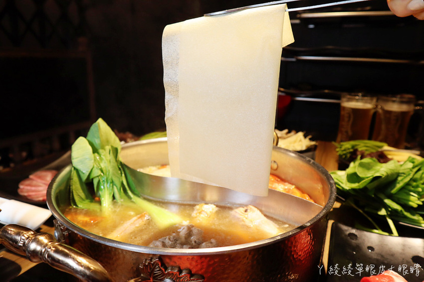 竹北火鍋吃到飽推薦巴適經典麻辣鍋!和牛海鮮牛舌無限量供應!超過七十種食材爽爽吃!啤酒無限暢飲