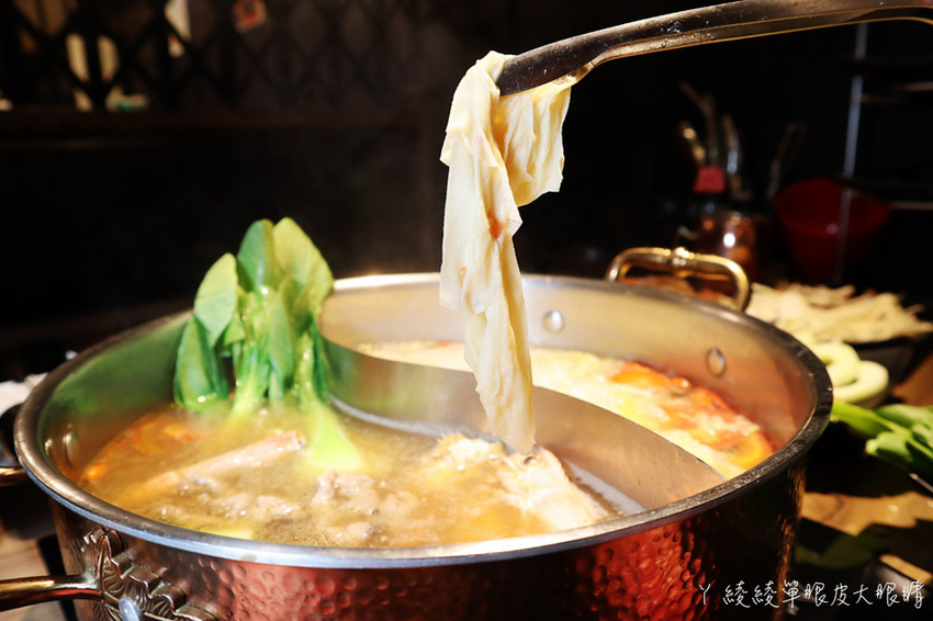 竹北火鍋吃到飽推薦巴適經典麻辣鍋!和牛海鮮牛舌無限量供應!超過七十種食材爽爽吃!啤酒無限暢飲