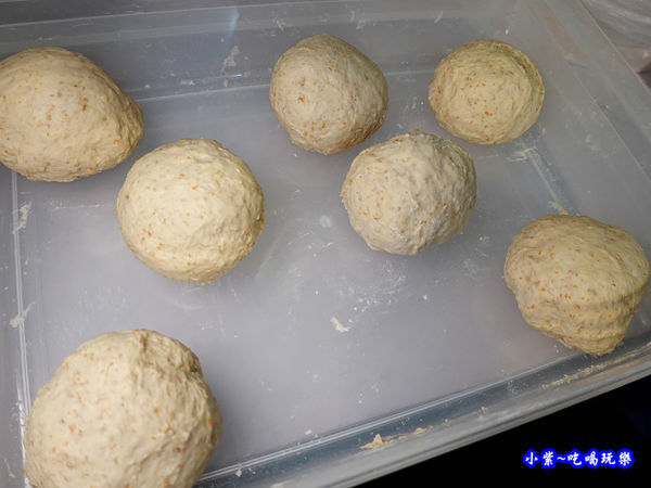 添加小麥老麵麵糰-水果兔窯烤披薩饒河店 (2).jpg