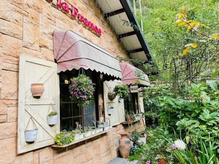 美麗繽紛的花叢,陶醉浪漫的氛圍,Emmie的南法玫瑰園 - 魚兒 x 牽手明太子的「視」界旅行