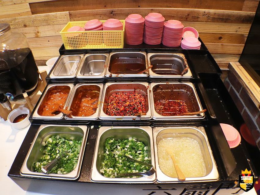 台南小火鍋／平價消費CP值高／10多種自助吧產品無限供應／用餐時段必客滿／隱藏版鍋物在牆上／限量古早味豬油拌飯／不收服務費