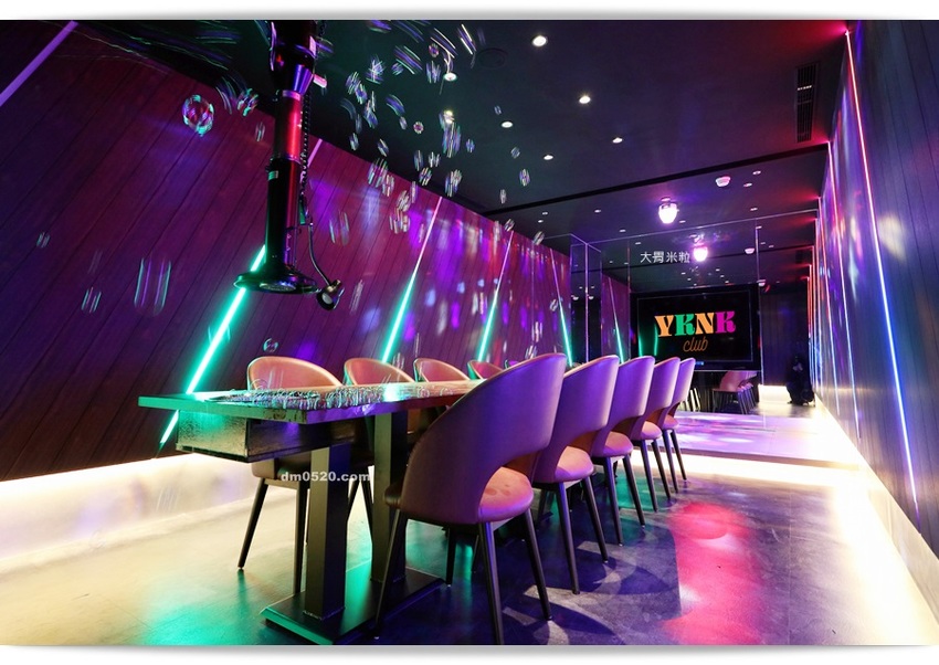 樂軒旗下年輕燒肉KTV餐廳！YKNK club遠百信義A13,限時四天8/3-8/6雙人以上套餐買一送一,大啖彈牙牛舌/雞腿火鍋/熔岩珍奶伯爵蛋糕！遠百信義A13餐廳推薦,信義區單點燒肉推薦, - 大