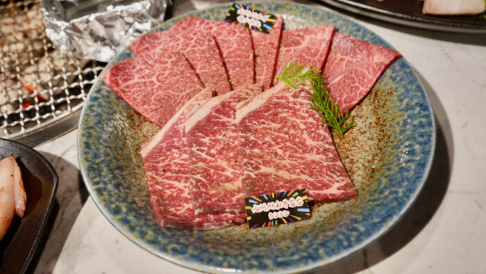 [信義吃到飽] YKNK club｜真日本A5和牛燒肉吃到飽！超美油花～入口即化～