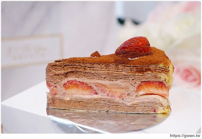 台中超人氣千層蛋糕逢甲新開幕！外帶組合每片只要100元，草莓千層每天限量三小時就完售~