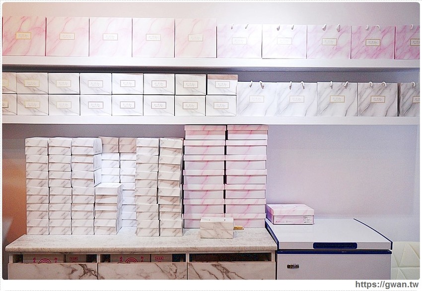 台中超人氣千層蛋糕逢甲新開幕！外帶組合每片只要100元，草莓千層每天限量三小時就完售~