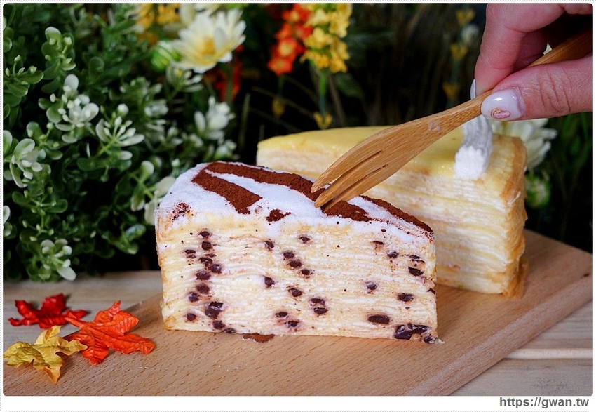 台中超人氣千層蛋糕逢甲新開幕！外帶組合每片只要100元，草莓千層每天限量三小時就完售~