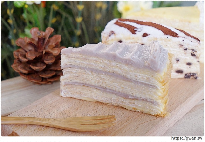 台中超人氣千層蛋糕逢甲新開幕！外帶組合每片只要100元，草莓千層每天限量三小時就完售~