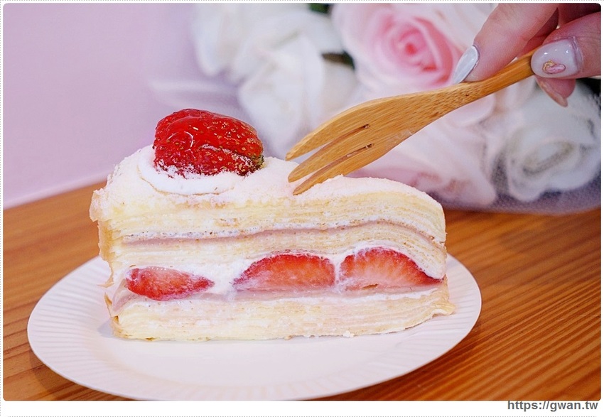 台中超人氣千層蛋糕逢甲新開幕！外帶組合每片只要100元，草莓千層每天限量三小時就完售~