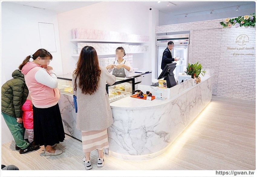 台中超人氣千層蛋糕逢甲新開幕！外帶組合每片只要100元，草莓千層每天限量三小時就完售~