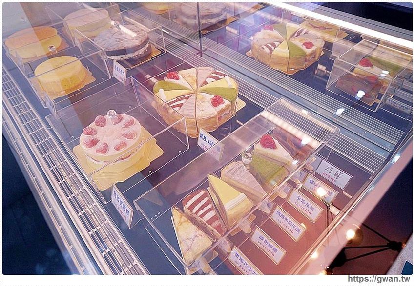 台中超人氣千層蛋糕逢甲新開幕！外帶組合每片只要100元，草莓千層每天限量三小時就完售~