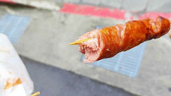 【烏來美食】月球馬告山豬肉香腸｜好吃的馬告香腸來烏來必吃美食