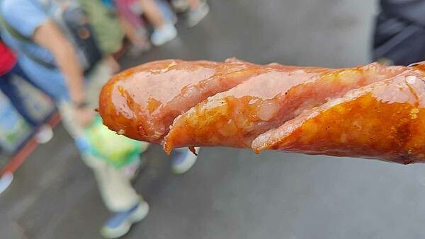 【烏來美食】月球馬告山豬肉香腸｜好吃的馬告香腸來烏來必吃美食