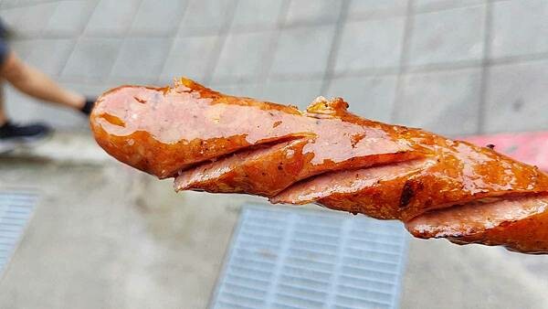 【烏來美食】月球馬告山豬肉香腸｜好吃的馬告香腸來烏來必吃美食