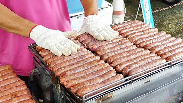 【烏來美食】月球馬告山豬肉香腸｜好吃的馬告香腸來烏來必吃美食