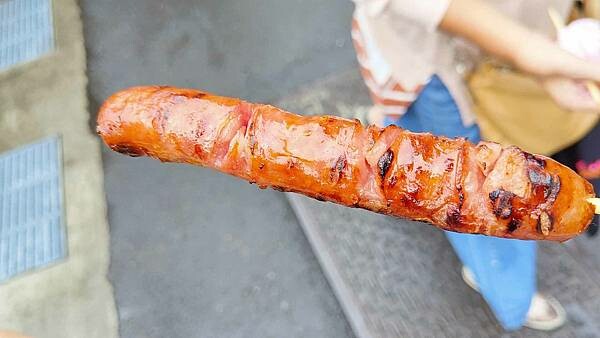 【烏來美食】月球馬告山豬肉香腸｜好吃的馬告香腸來烏來必吃美食