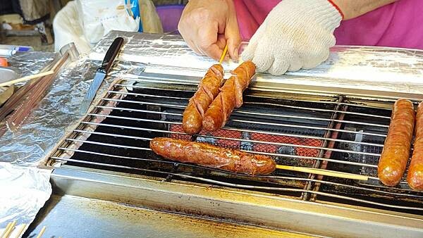 【烏來美食】月球馬告山豬肉香腸｜好吃的馬告香腸來烏來必吃美食