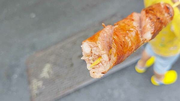 【烏來美食】月球馬告山豬肉香腸｜好吃的馬告香腸來烏來必吃美食