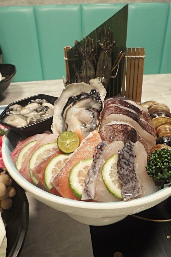 美食 ░ jhujian築間幸福鍋物 高雄大立店,豐富新鮮的海鮮和高CP值性價比,吃火鍋看夜景-高雄質感火鍋推薦_32.jpg 美食 ░ jhujian築間幸福鍋物 高雄大立店,豐富新鮮的海鮮和高CP值性價比,吃火鍋看夜景-高雄質感火鍋推薦_32.jpg