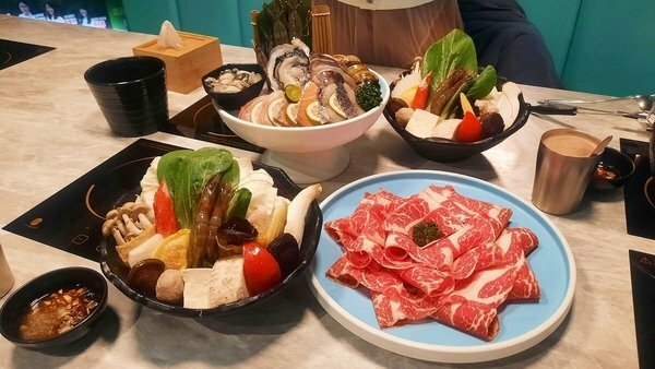 美食 ░ jhujian築間幸福鍋物 高雄大立店,豐富新鮮的海鮮和高CP值性價比,吃火鍋看夜景-高雄質感火鍋推薦_83.jpg 美食 ░ jhujian築間幸福鍋物 高雄大立店,豐富新鮮的海鮮和高CP值性價比,吃火鍋看夜景-高雄質感火鍋推薦_83.jpg