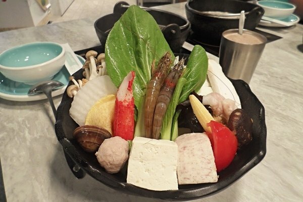 美食 ░ jhujian築間幸福鍋物 高雄大立店,豐富新鮮的海鮮和高CP值性價比,吃火鍋看夜景-高雄質感火鍋推薦_47.jpg 美食 ░ jhujian築間幸福鍋物 高雄大立店,豐富新鮮的海鮮和高CP值性價比,吃火鍋看夜景-高雄質感火鍋推薦_47.jpg