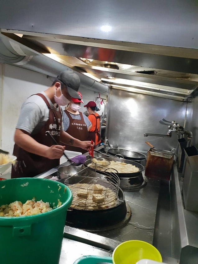 【花蓮.市區】貨櫃星巴克旁的玉里橋頭臭豆腐。排隊名店一抵達就要先拿號碼牌