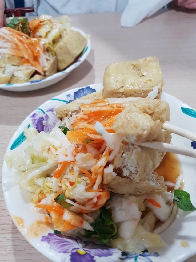 【花蓮.市區】貨櫃星巴克旁的玉里橋頭臭豆腐。排隊名店一抵達就要先拿號碼牌