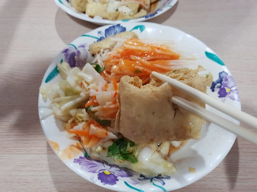 【花蓮.市區】貨櫃星巴克旁的玉里橋頭臭豆腐。排隊名店一抵達就要先拿號碼牌