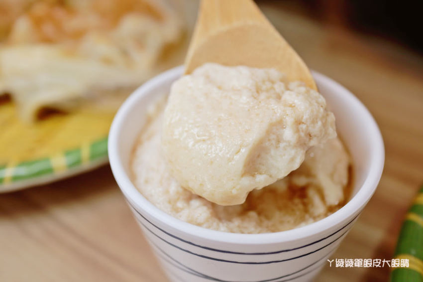 新竹竹北牛肉麵推薦麵家二眷竹北店!會噴汁的冰花煎餃!牛肉麵一碗不到百元,每日現磨豆花免費請你吃