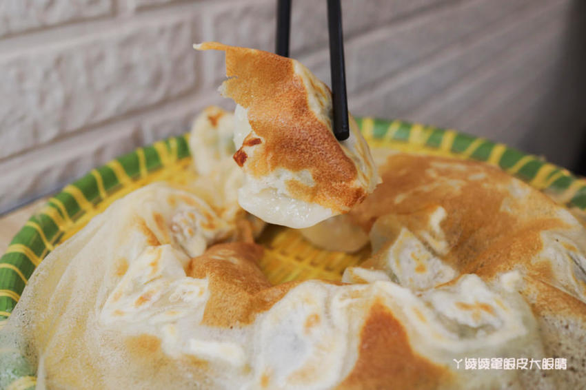 新竹竹北牛肉麵推薦麵家二眷竹北店!會噴汁的冰花煎餃!牛肉麵一碗不到百元,每日現磨豆花免費請你吃